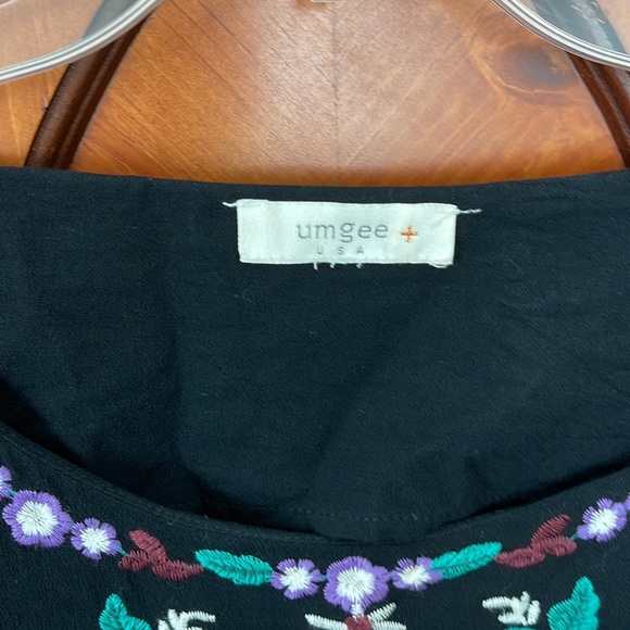 Cold shoulder embroidered dress - Picture 3 of 4